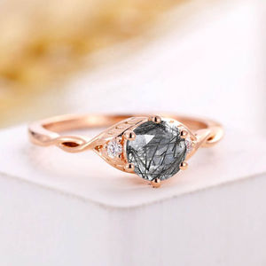 Anillo de Diamantes Art Deco de Corte Redondo en Oro Rosa, Conjunto de Anillos de Compromiso Vintage con Cuarzo Rutilado Negro - Product Image 5