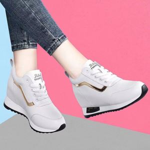 Sneakers compensées discrètes pour femmes |   Chaussures blanches rehaussantes pour l'intérieur |   Baskets Chunky Respirantes Style Coréen à Plateforme - Product Image 1