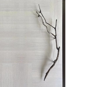 Poignée de porte sculpturale en bronze en forme de branche d'arbre, rustique et asymétrique, quincaillerie architecturale pour hôtel de charme et entrée en bois massif - Product Image 4