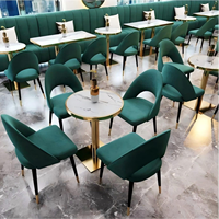 Chaise de restaurant moderne en bois avec assise en velours bleu et pieds en métal doré pour projet commercial