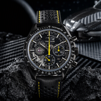 Chronograph-Uhr für Herren mit Schwarzem Zifferblatt, Tachymeter-Lünette, Perforiertem Lederarmband und Gelben Akzenten - Analoge Renn- und Sportuhr
