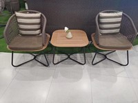Ensemble de table et de chaises d'extérieur en trois pièces, meubles décontractés et confortables, avec un bon coussin imperméable