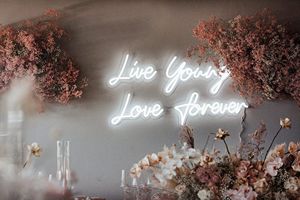 Luz LED de neón personalizada con nombre para decoración de dormitorio de niños, diseño gratuito con cuerpo de lámpara de cristal, sin MOQ - Product Image 4