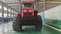 Tracteur agricole rouge de grande taille à cabine entièrement fermée, haute puissance, pour le labour, le semis et la récolte