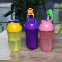 Logo personnalisé sans BPA capsule forme transparente banane secouer bouteille d'eau avec boule de mélange pour Fitness Gym extérieur