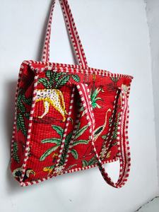 Sac fourre-tout en coton vert matelassé Kantha fait à la main avec fermeture éclair imperméable réversible patchwork pour les voyages, les courses et l'usage quotidien - Product Image 3