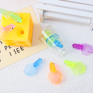 ของเล่นบีบปลาทองหลากสี TPR พลาสติก ของเล่นอาบน้ำเด็ก ของเล่นจำลองสัตว์น้ำ ของขวัญสำหรับเล่นชายหาด ลดราคา - Product Image 4