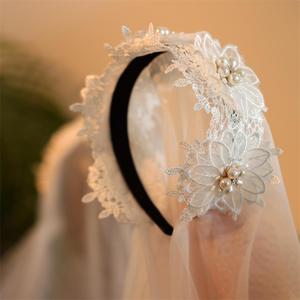 Voile de mariée haut de gamme blanc double couche pour cérémonie de mariage, avec dentelle florale vintage délicate et perles, élégant - Product Image 2