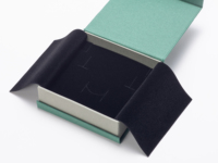Boîte à bijoux en papier vert texturé en carton rigide avec logo personnalisé pour bague, boucles d'oreilles, collier