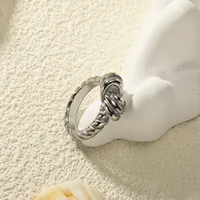 Schicker Ring mit gedrehtem Knotendetail und geflochtener Textur, aus Edelstahl, 18K vergoldet, anlaufgeschützt, für den Alltag.