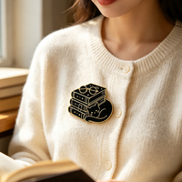 Fabricants d'épinglettes en Chine LOGO personnalisé drôle chats noirs épingles en émail dur et doux dessin animé lecture chat épingle en émail pour vêtements