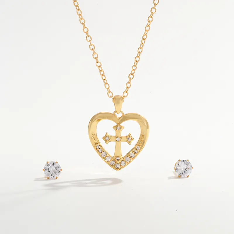 CDD قلادة حب بسيطة مرصعة على شكل قلب مجوف بدلاية للسيدات طقم مجوهرات من الذهب