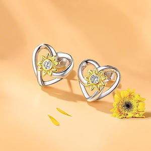 Orecchini a perno a forma di cuore di girasole bicolore placcati oro 18K con zirconi taglio brillante rotondo incastonati a castone, gioielli regalo romantici da donna - Product Image 3