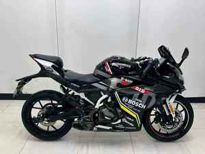 Motocicleta Deportiva de Carreras Chufuu de Alto Rendimiento, 400CC, Bicilíndrica, con Cascos OTB Tipster y Soporte - Product Image 1