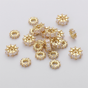 Fournisseurs <span class=keywords><strong>de</strong></span> <span class=keywords><strong>bijoux</strong></span> Yiwu cuivre plaqué or 14K carré Zirconium grand trou roue entretoise <span class=keywords><strong>perles</strong></span> <span class=keywords><strong>pour</strong></span> colliers à faire soi-même fabrication <span class=keywords><strong>de</strong></span> bracelets - Product Image 1