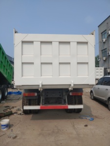 Top-Trending Gray 8x4 Dump Truck Euro 3 Weichai FAST Gearbox 31-40T Load Capacity for Sand/Gravel <b>Transport</b> Road Construction - Product Image 3