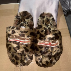 Pantuflas Bordadas de Marca para Mujer, Modernas y a la Moda, de Felpa Suave y Esponjosa, con Punta Abierta - Product Image 4