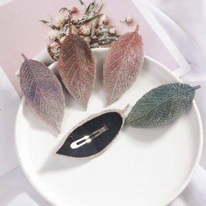 Barrettes à cheveux élégantes en dentelle avec feuilles brodées à paillettes dégradées pour femmes, idéales pour les fêtes et mariages - Product Image 4