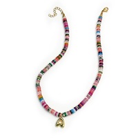 Collier perlé noué à la main tendance avec pierres colorées et lettres ovales pour femme, idéal au quotidien