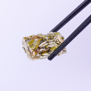 Graines de citrouille rôties appétissantes et croquantes aux noix de raisins secs, aliments mous végétaliens verts sains emballés en vrac - Product Image 2