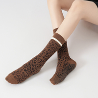 Nouvelle conception, logo personnalisé, chaussettes de yoga antidérapantes, chaussettes de fitness en coton, emballage OEM, chaussettes de barre imprimées léopard, étiquette personnalisée