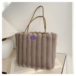 Nouveau sac fourre-tout à bandoulière tendance en peluche pour femme, modèle 2025, vente en gros, poignée unique, toutes saisons, noir - Product Image 3