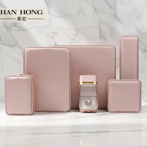 Caja de Joyería de Cuero PU con Hebilla Dorada y Borde Dorado, Caja de Almacenamiento Hecha a Mano para Anillos, Colgantes y Pulseras, Color Rosa - Product Image 2