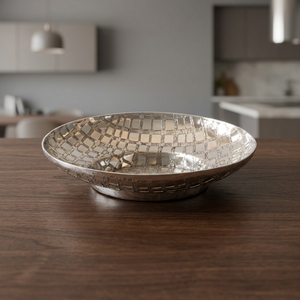 Plat décoratif rond en métal avec texture damier polie, style glamour fait main pour présentation de fête - Product Image 1