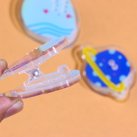 Clip de PP de acrílico transparente Carpeta de dibujos animados de anime de plástico personalizada de dos caras creativa Carpeta de cuenta Linda a bajo precio Recuerdo