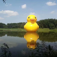 Publicité géant jaune énorme canard jaune gonflable canard en caoutchouc gonflable dans le lac ou la terre pour la propagande