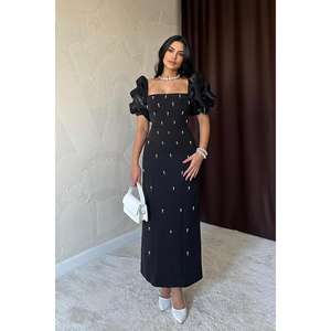 Robe fourreau élégante noire brodée, col carré, manches bouffantes, en satin, style fait main, taille naturelle, pour soirée - Product Image 1