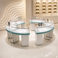 Vitrine d'exposition en verre incurvé sur mesure avec éclairage LED, comptoir de vente au détail stratifié pour bijouterie