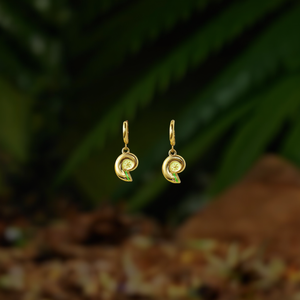 Boucles d'oreilles pendantes tendance SmileJoyas pour femmes, plaquées or, en alliage de zinc, forme vis, durables et éco-responsables - Product Image 3
