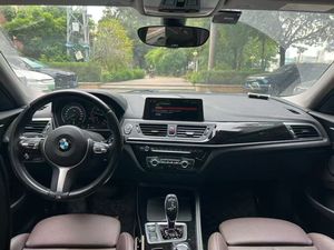 Autos Usados <span class=keywords><strong>BMW</strong></span> <span class=keywords><strong>120i</strong></span> M Sport Sedan 2020 1.5L 140HP Automático Interior Oscuro R17 Faros LED Asientos de Cuero Cámara de Reversa Techo Corredizo - Product Image 3