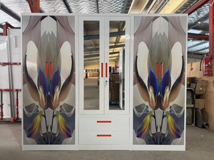Armoire moderne de luxe en métal avec portes battantes thermolaquées, accents dorés, portes miroir et tiroirs de rangement - Product Image 2
