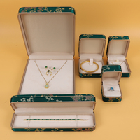 Nouveaux présentoirs de luxe en velours pour bijoux, présentant des ensembles de bijoux dans des boîtes à bijoux en soie verte de style chinois avec logo personnalisé.