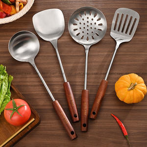 Louche en acier inoxydable 304 avec manche en bois pour la cuisson et le service, de la marque Wow Kitchenware - Product Image 2
