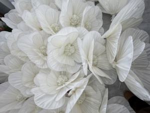 Fleur géante plissée en tissu blanc réaliste de luxe pour toile de fond de scène de mariage, de remise de diplôme, de Thanksgiving, décoration de magasin de détail et de vitrine - Product Image 3