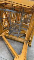 Grue à tour de construction Zoomlion 7527 d'occasion de 16 tonnes avec une hauteur de levage de 60 m et un moment de charge élevé pour les bâtiments de grande hauteur
