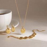 J&D Ensemble de bijoux en acier inoxydable plaqué or 18 carats, motif géométrique martelé, avec pièces de monnaie, comprenant collier, bracelet et boucles d'oreilles, avec fermoirs en zircon cubique blanc, hypoallergénique, délicat