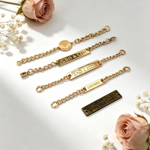Etiqueta de Metal Redonda Personalizada de Alto Brillo con Cadena de Conexión, Etiqueta de Cadena de Aleación de Zinc en Níquel Negro y Dorado para Ropa - Product Image 3