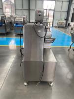 Industriële machines voor de verwerking van kokosnoot, waaronder een vleessnijder, voedselsterilisator, fruit- en groenteschiller, kokosnootschiller en -snijmachine.