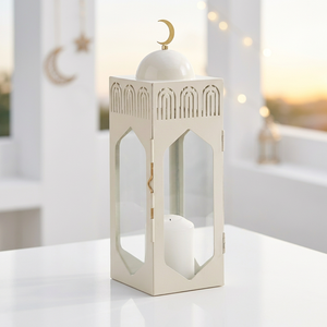 Lanterne à bougie moderne beige en fer et verre, faite à la main, avec dessus en forme de croissant de lune et découpes cintrées, pour la décoration de la maison pendant le Ramadan - Product Image 1