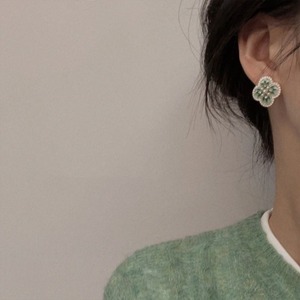 Nouvelles Boucles d'Oreilles Clous en Alliage Haut de Gamme pour Femmes, Motif Floral Classique et Perles d'Imitation, Bijoux de Niche Luxe Léger, Collection 2025 - Product Image 2
