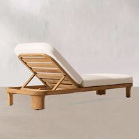 Ensemble de chaises longues en teck de style nordique moderne, coussins en tissu hydrofuge, résistants aux UV, durables pour hôtel, villa, piscine, terrasse