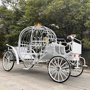 Charrette citrouille de la princesse Cendrillon avec couronne dorée pour exposition extérieure dans un parc à thème - Product Image 4