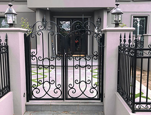 Clôture en acier noir thermolaqué et traité thermiquement, design en fer forgé, dimensions personnalisables, <span class=keywords><strong>piquet</strong></span> en fer à pointe/pointe de lance pressée - Product Image 6