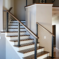 Poteau de balustrade à câble en acier inoxydable sur mesure, à montage supérieur au sol, avec main courante en bois pour la construction de terrasses en bois