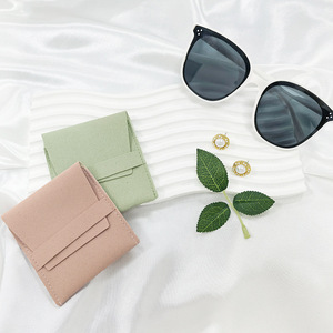 Pochette à <span class=keywords><strong>bijoux</strong></span> de luxe personnalisée avec logo, emballage durable pour petites entreprises, sac cadeau en similicuir à rabat avec sangle, vente en gros - Product Image 4