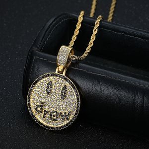สร้อยคอรูปหน้ายิ้ม Drew ยี่ห้อ Yunnique ทำจากสแตนเลสสตีล ประดับเพชรแบบ Pave Setting เหมาะสำหรับทั้งชายและหญิง เป็นของขวัญเครื่องประดับ - Product Image 2